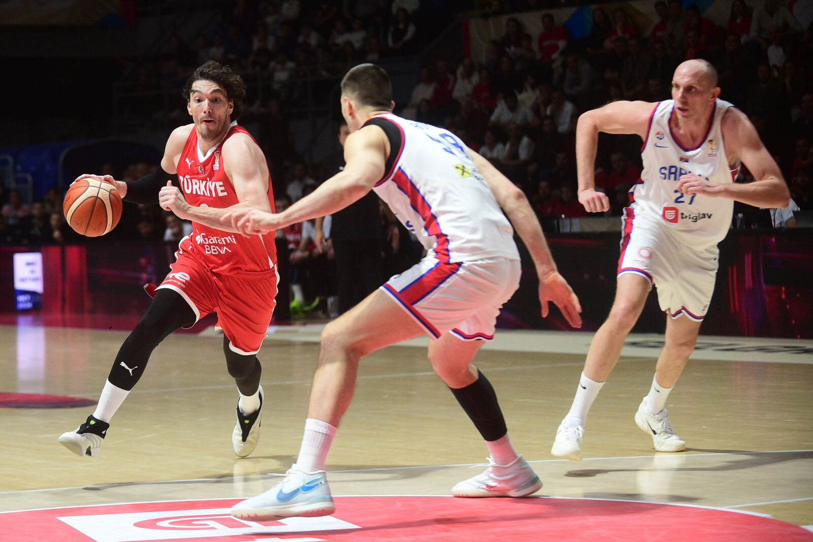 The match in the 3rd round of Group C of the 2027 World Cup qualifiers between Serbia and Turkey was played at the Aleksandar Nikolic Hall. Utakmica u okviru 3. kola C grupe kvalifikacija za plasman na Svetsko prvenstvo 2027 izmedju Srbije i Turske odigrana je u dvorani Aleksandar Nikolic.