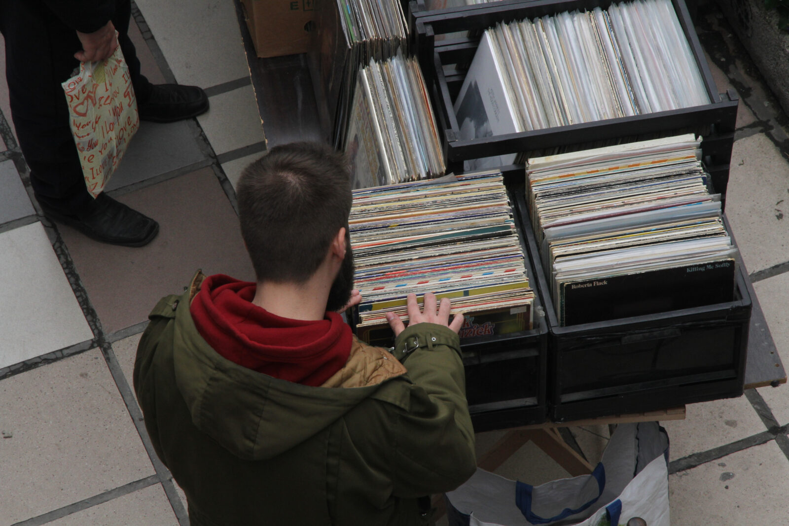 On the occasion of the International Day of gramophone records was held in Belgrade's stock exchange plate. Povodom Medjunarodnog dana gramofonskih ploca u Beogradu je odrzana je berza ploca