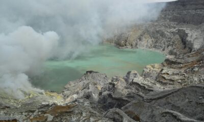 Discover the stunning sulfuric lake and fumaroles at Kawah Ijen volcano in Indonesia's Jawa Timur region.