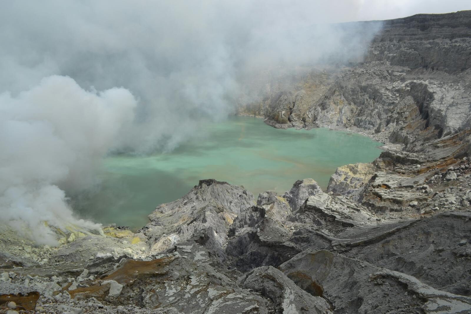 Discover the stunning sulfuric lake and fumaroles at Kawah Ijen volcano in Indonesia's Jawa Timur region.