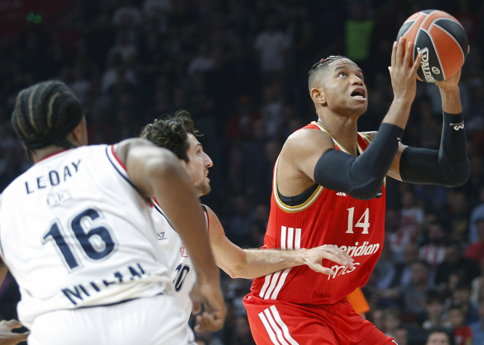 The first round match of the Turkish Airlines Euroleague between KK Crvena zvezda Meridianbet and BC EA7 Emporio Armani was played at the Belgrade Arena. Utakmica 1. kola Turkish Airlines Evrolige izmedju KK Crvena zvezda Meridianbet i BC EA7 Emporio Armani odigrana je u Beogradskoj Areni.