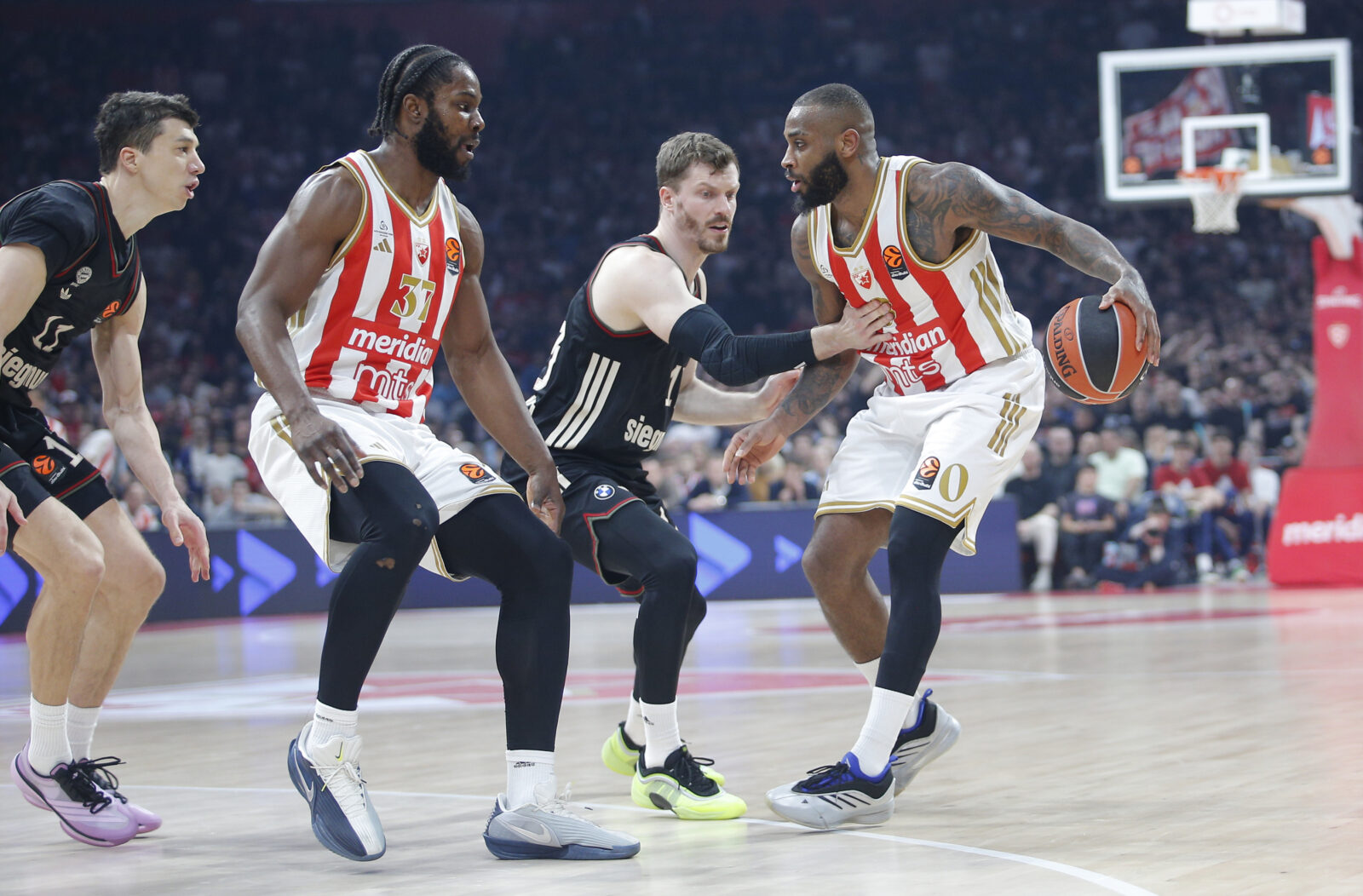 The match of the 30th round of the Turkish Airlines Euroleague between KK Crvena zvezda MeridianBet and FC Bayern Munich was played at the Belgrade Arena. Utakmica 30. kola Turkish Airlines Evrolige izmedju KK Crvena zvezda MeridianBet i FC Bayern Munich odigrana je u Beogradskoj Areni.