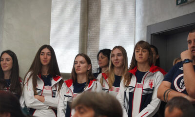 The press conference of the women's basketball team of Serbia before the trip to Paris for the Olympic Games was held in the VIP lounge of Nikola Tesla Airport. Konferencija za medije zenske kosarkaske reprezentacije Srbije pred put u Pariz na Olimpijske igre odrzana je u VIP salonu aerodroma Nikola Tesla.
