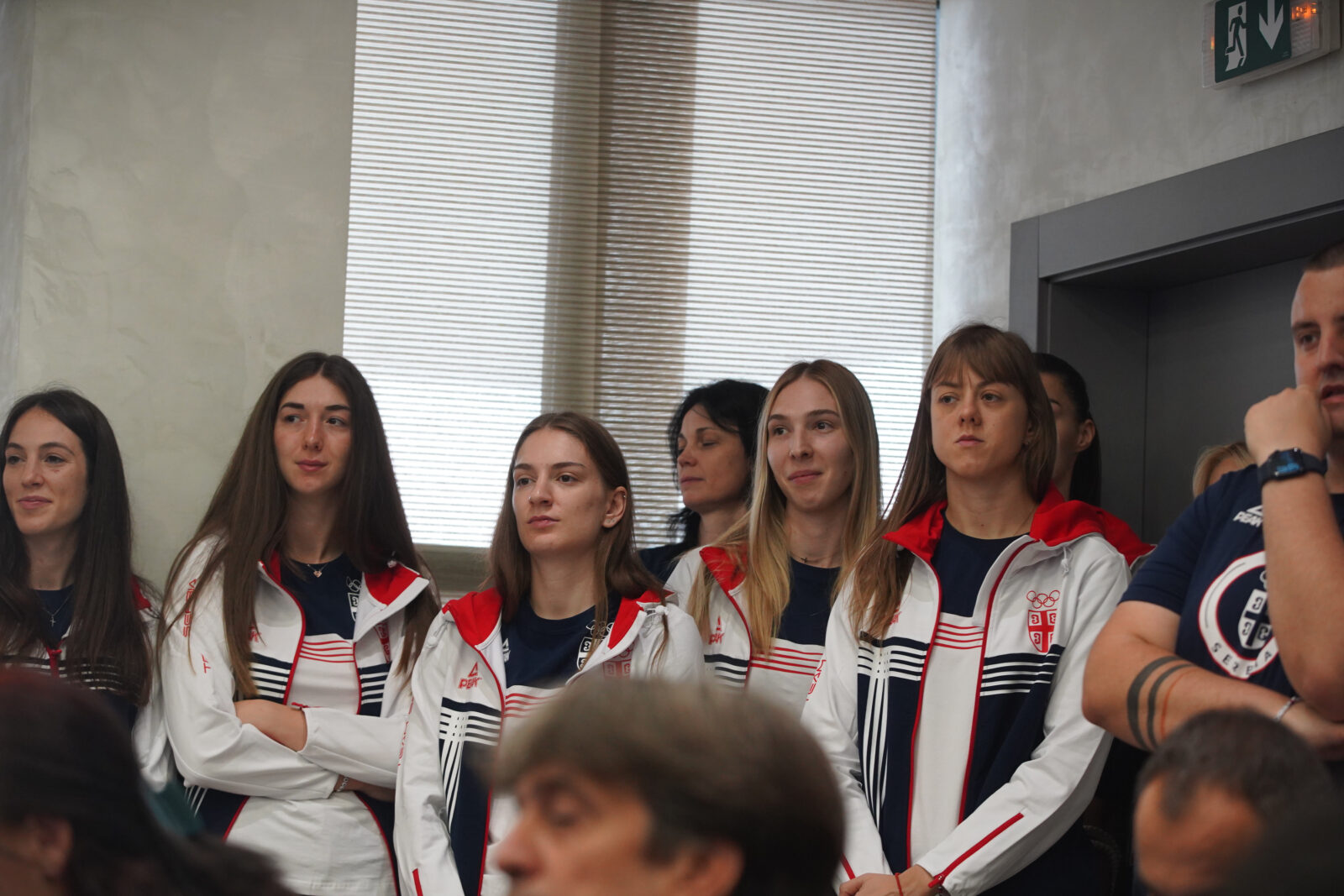 The press conference of the women's basketball team of Serbia before the trip to Paris for the Olympic Games was held in the VIP lounge of Nikola Tesla Airport. Konferencija za medije zenske kosarkaske reprezentacije Srbije pred put u Pariz na Olimpijske igre odrzana je u VIP salonu aerodroma Nikola Tesla.