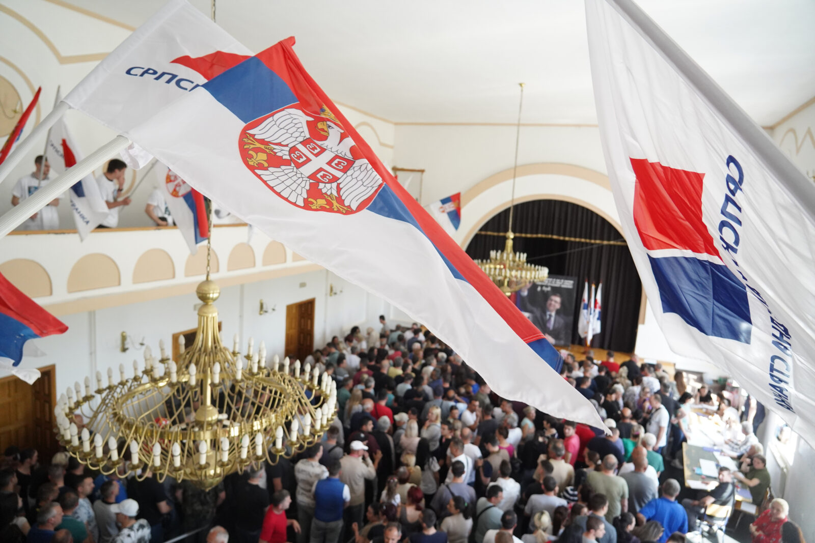 The President of the Serbian Progressive Party, Milos Vucevic, attended the collection of signatures of support for the Belgrade elections in Sokolski dom Obrenovac, while the members of the SNS Presidency Arnaud Gouillon, Marko Djuric, Miroslav Cuckovic and Dejan Tomasevic signed the support. Predsednik Srpske napredne stranke Milos Vucevic, prisustvovao je prikupljanju potpisa podrske za beogradske izbore u Sokolskom domu Obrenovcu, dok su clanovi Predsednistva SNS Arno Gujon, Marko Djuric