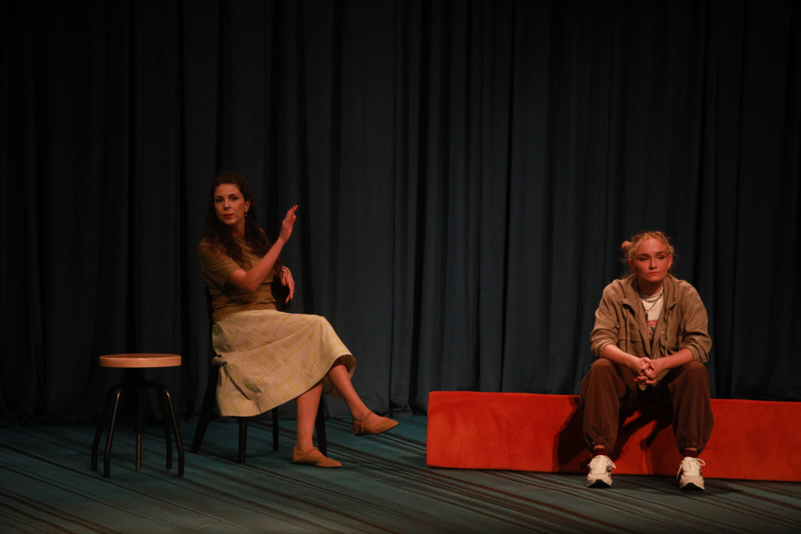 The premiere of the play "Igra" by Mile Masovic Nikolic and Milica Kralj, directed by Milica Kralj and produced by the "Bosko Buha" theater was held at the Vuk Theater. Premijera predstave "Igra" Mile Masovic Nikolic i Milice Kralj, u reziji Milice Kralj u produkciji pozorista "Bosko Buha" odrzana je u Teatru Vuk.