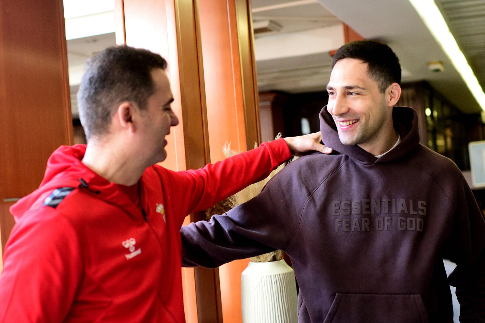 The Serbian men's national team has started preparations for the qualifying matches against Lithuania, for the World Championship, and a get-together with our national team members and coach Raul Gonzalez was organized at Hotel M. Muska reprezentacija Srbije zapocela je pripreme za kvalifikacione utakmice protiv Litvanije, za plasman na Svetsko prvenstvo i organizovano je druzenje sa reprezentativcima i selektorom Raulom Gonzalesom u Hotelu M.