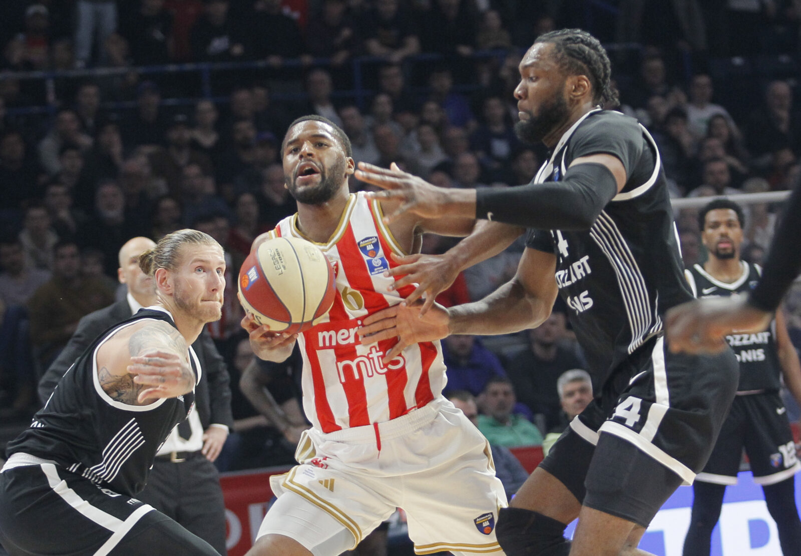 The match of the fourth round of the second phase of the AdmiralBet ABA League between KK Crvena zvezda MeridianBet and KK Patizan Mozzart Bet was played at the Belgrade Arena. Utakmica cetvrte runde druge faze AdmiralBet ABA League izmedju KK Crvena zvezda MeridianBet i KK Patizan Mozzart Bet odigrana je u Beogradskoj Areni.