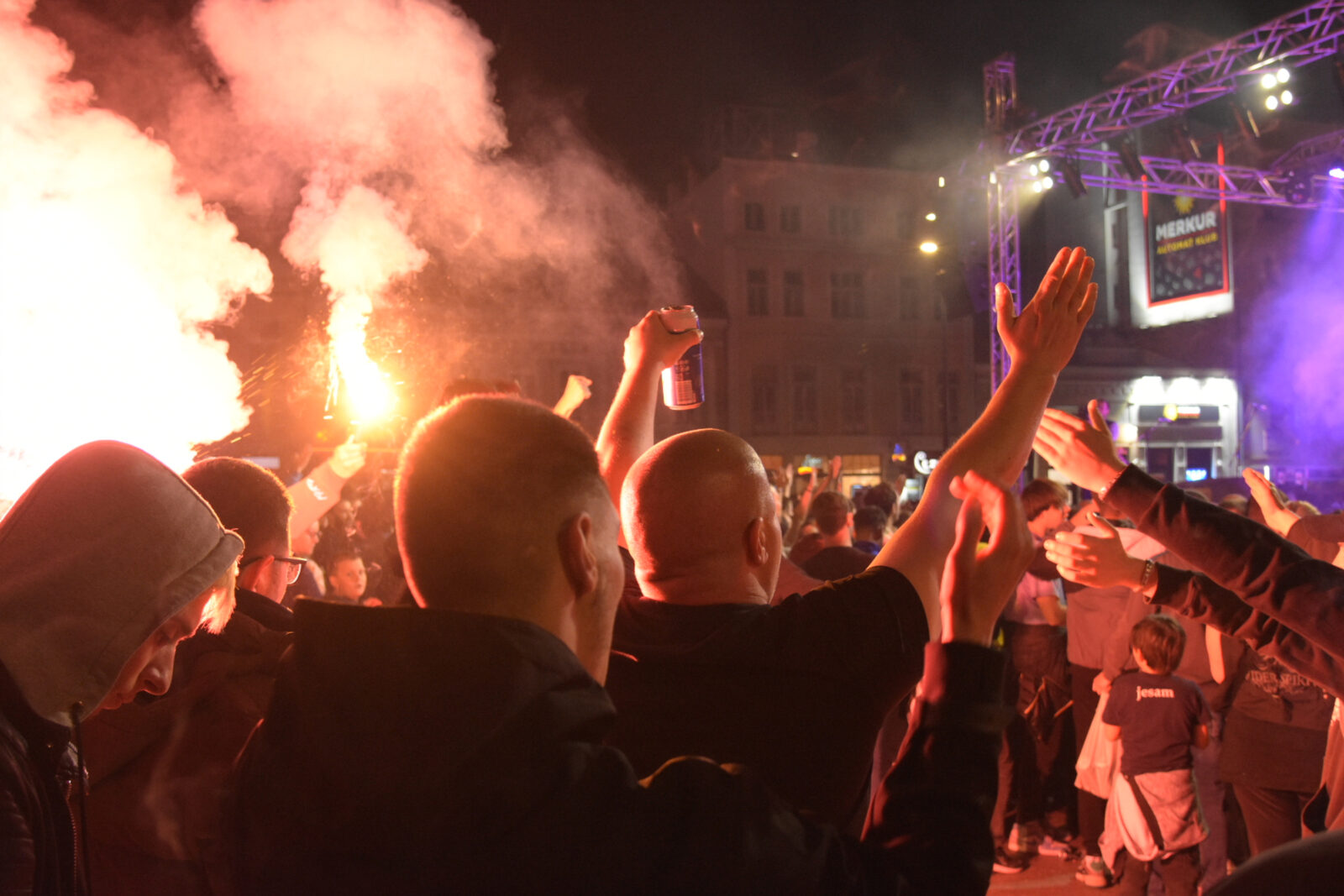 On the eve of the 100th birthday of the Radnicki Football Club, a concert was held in the center of Nis, and the most faithful enthusiasts prepared a torch, fireworks and many other surprises to brighten up the jubilee birthday of their beloved club. Uoci 100. rodjendana Fudbalskog kluba Radnicki, u centru Nisa je odrzan koncert, a najvernije meraklije su spremile bakljadu, vatromet i mnoga druga iznenadjenja kojima ce ulepsati jubilarni rodjendan svog voljenog klub.