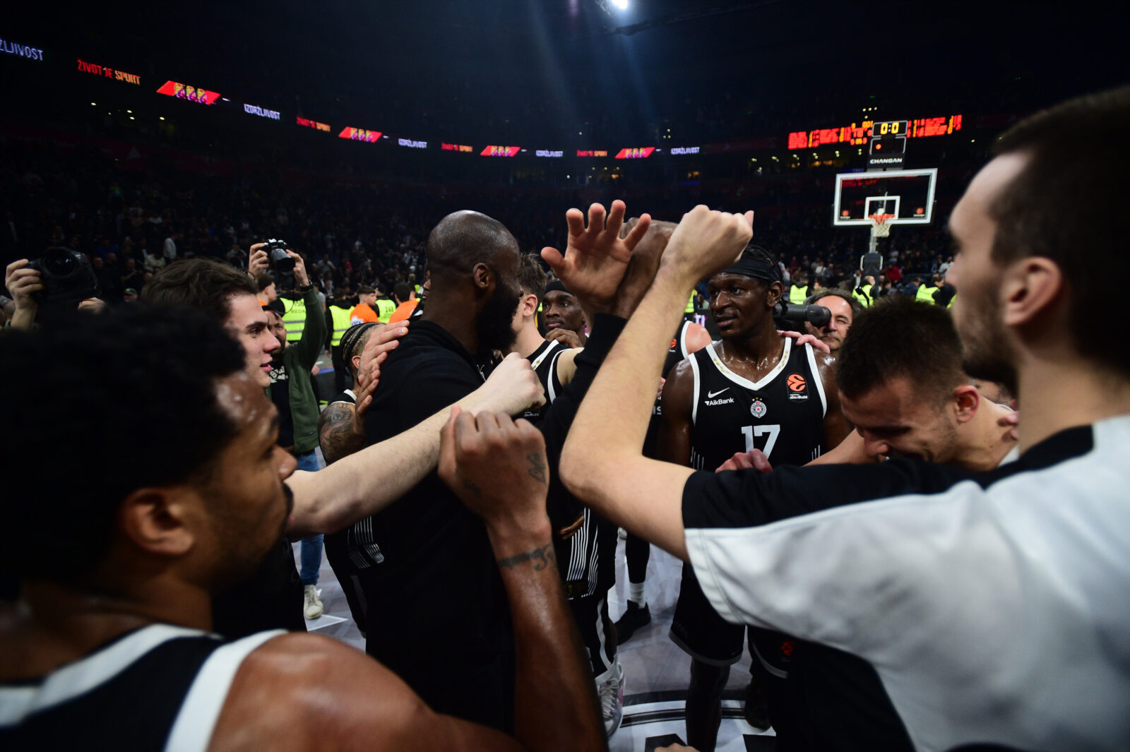 The match of the 34th round of the Turkish Airlines Euroleague between KK Partizan Mozzart Bet and BC Valencia Basket was played at the Belgrade Arena. Utakmica 34. kola Turkish Airlines Evrolige izmedju KK Partizan Mozzart Bet i BC Valencia Basket odigrana je u Beogradskoj Areni.