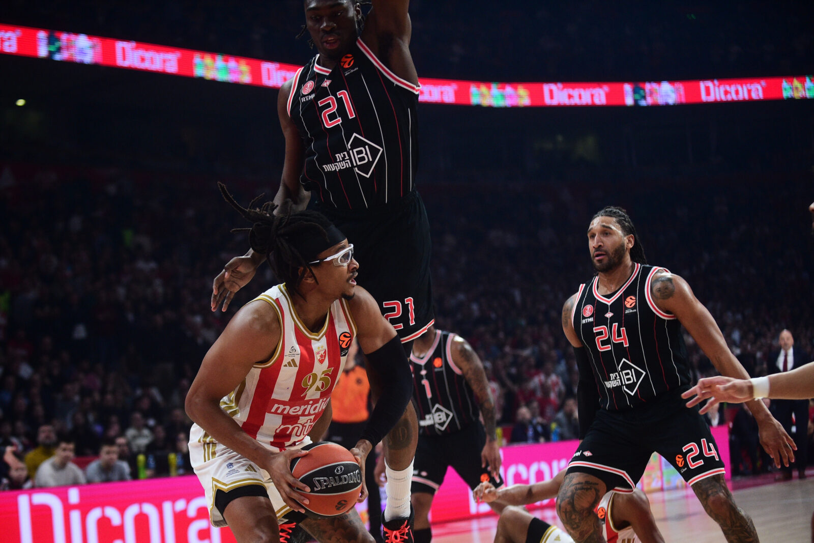 The match of the 26th round of the Turkish Airlines Euroleague between KK Crvena zvezda MeridianBet and KK Hapoel IBI Tel Aviv was played at the Belgrade Arena. Utakmica 26. kola Turkish Airlines Evrolige izmedju KK Crvena zvezda MeridianBet i KK Hapoel IBI Tel Aviv odigrana je u Beogradskoj Areni.