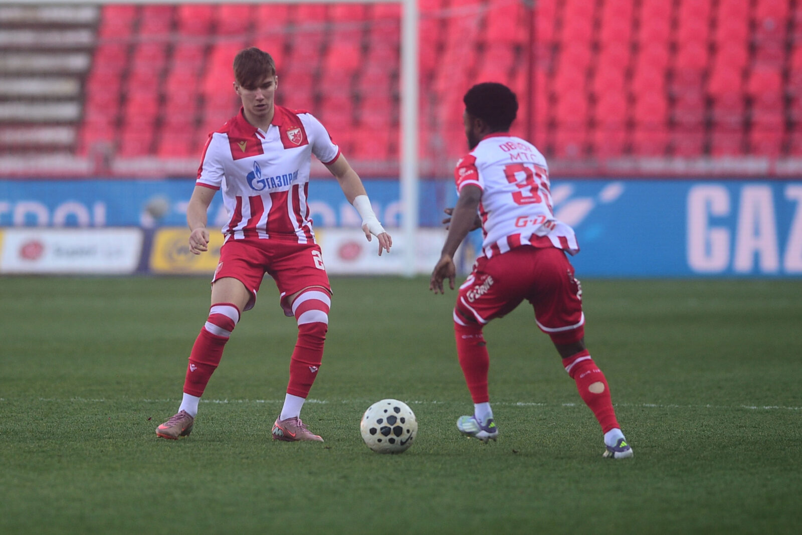 The match of the 26th round of the Mozzart Bet Super League of Serbia between FK Crvena zvezda and FK Napredak was played at the Rajko Mitic stadium. Utakmica 26. kola Mozzart Bet Super liga Srbije izmedju FK Crvena zvezda i FK Napredak odigrana je na stadionu Rajko Mitic.