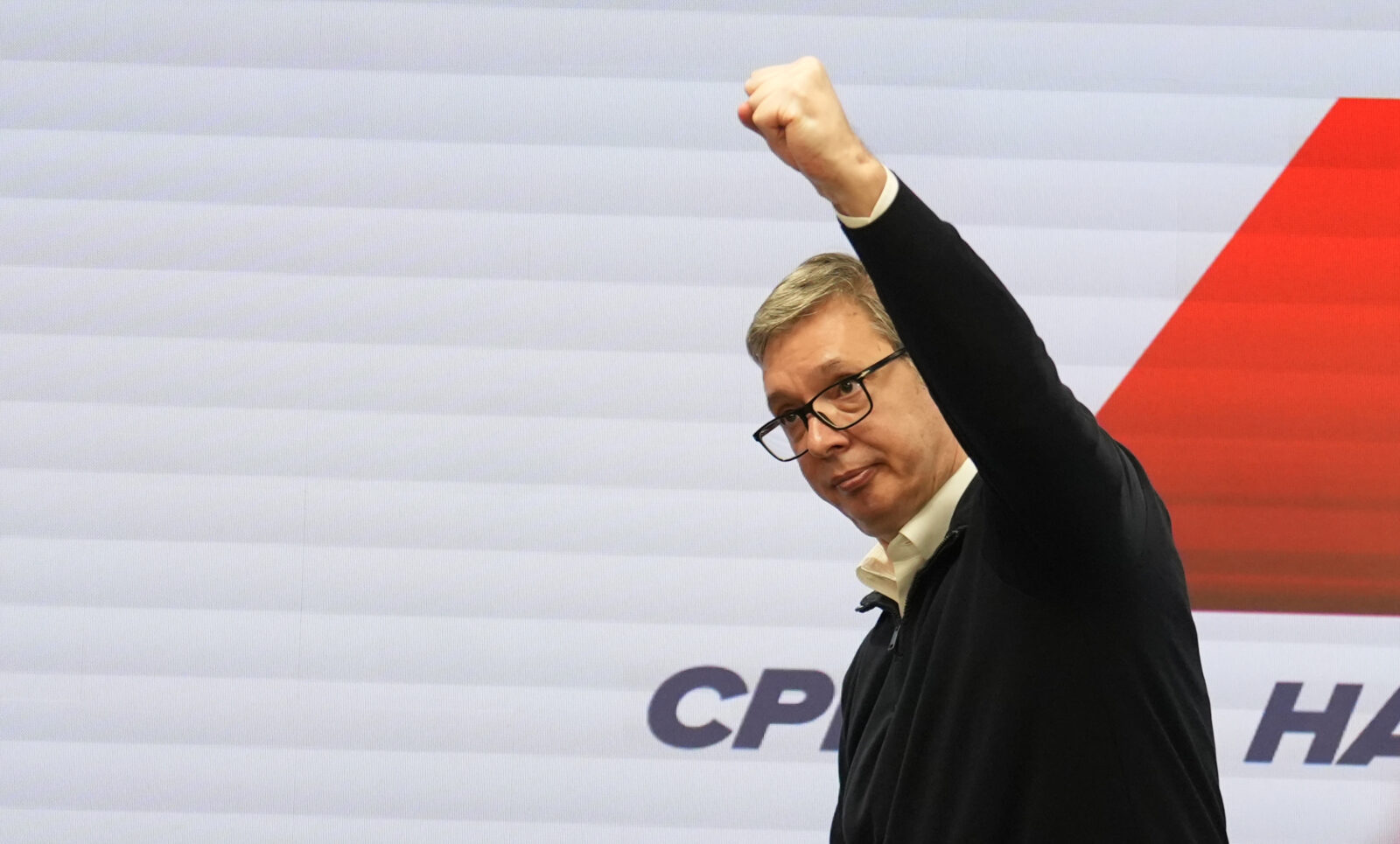 President of the Republic of Serbia and member of the Presidency of the Serbian Progressive Party Aleksandar Vucic addressed the party headquarters in New Belgrade regarding the unofficial results of local elections in ten places. Predsednik Republike Srbije i clan Predsednistva Srpske napredne stranke Aleksandar Vucic obratio se u sediste stranke na Novom Beogradu povodom nezvanicnih rezultata na lokalnim izborima u deset mesta.