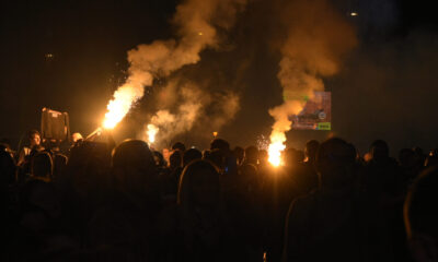 On the eve of the 100th birthday of the Radnicki Football Club, a concert was held in the center of Nis, and the most faithful enthusiasts prepared a torch, fireworks and many other surprises to brighten up the jubilee birthday of their beloved club. Uoci 100. rodjendana Fudbalskog kluba Radnicki, u centru Nisa je odrzan koncert, a najvernije meraklije su spremile bakljadu, vatromet i mnoga druga iznenadjenja kojima ce ulepsati jubilarni rodjendan svog voljenog klub.