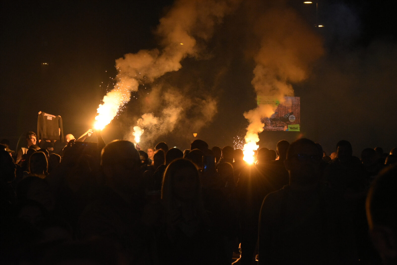 On the eve of the 100th birthday of the Radnicki Football Club, a concert was held in the center of Nis, and the most faithful enthusiasts prepared a torch, fireworks and many other surprises to brighten up the jubilee birthday of their beloved club. Uoci 100. rodjendana Fudbalskog kluba Radnicki, u centru Nisa je odrzan koncert, a najvernije meraklije su spremile bakljadu, vatromet i mnoga druga iznenadjenja kojima ce ulepsati jubilarni rodjendan svog voljenog klub.