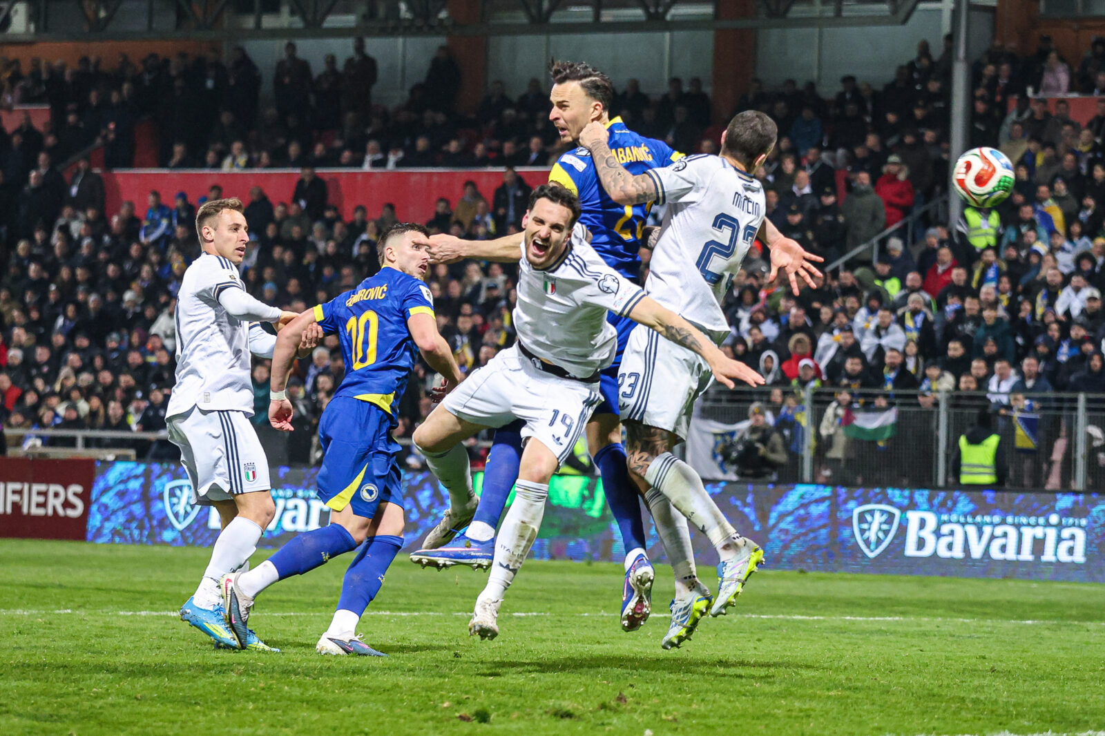 The World Cup play-off finals match between Bosnia and Herzegovina and Italy was played at the Bilino polje stadium in Zenica. Utakmica finala baraza za Svetsko prvenstvo izmedju Bosne i Hercegvine i Italije odigrana je na stadionu Bilino polje u Zenici.