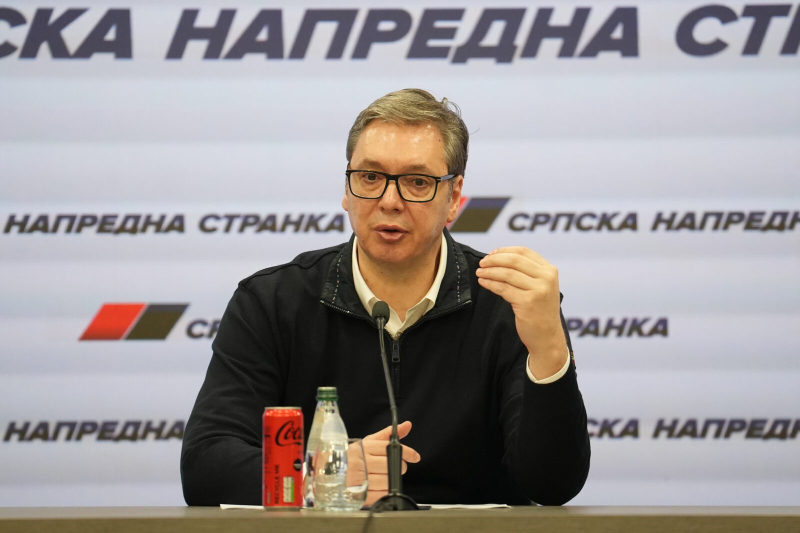 President of the Republic of Serbia and member of the Presidency of the Serbian Progressive Party Aleksandar Vucic addressed the party headquarters in New Belgrade regarding the unofficial results of local elections in ten places. Predsednik Republike Srbije i clan Predsednistva Srpske napredne stranke Aleksandar Vucic obratio se u sediste stranke na Novom Beogradu povodom nezvanicnih rezultata na lokalnim izborima u deset mesta.