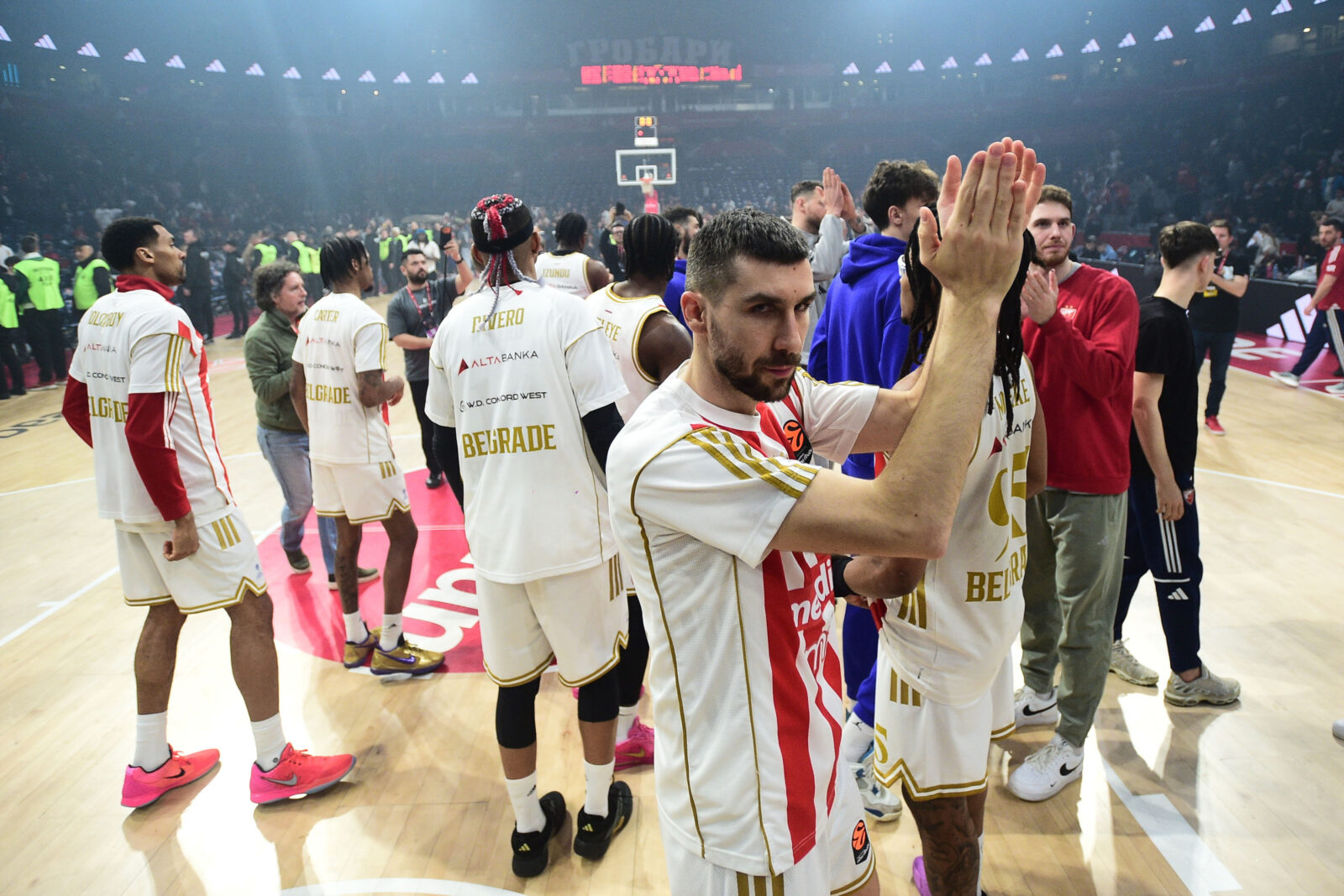The match of the 35th round of the Turkish Airlines Euroleague between KK Crvena zvezda MeridiaBet and KK Partizan Mozzart Bet was played in the Belgrade Arena. Utakmica 35. kola Turkish Airlines Evrolige izmedju KK Crvena zvezda MeridiaBet i KK Partizan Mozzart Bet odigrana je u Beogradskoj Areni.