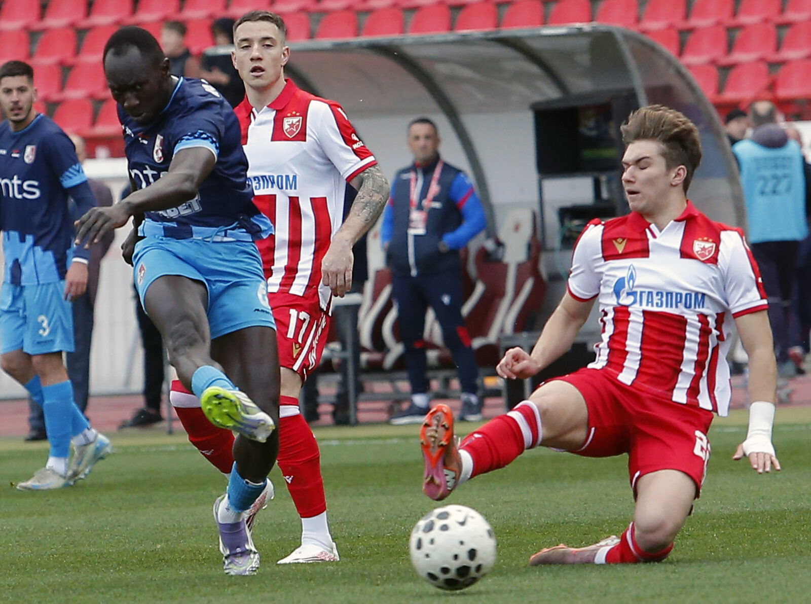 The match of the 28th round of the Mozzart Bet Super League of Serbia between FK Crvena zvezda and FK Radnicki was played at the Rajko Mitic Stadium. Utakmica 28. kola Mozzart Bet Super liga Srbije izmedju FK Crvena zvezda i FK Radnicki odigrana je na Stadionu Rajko Mitic.