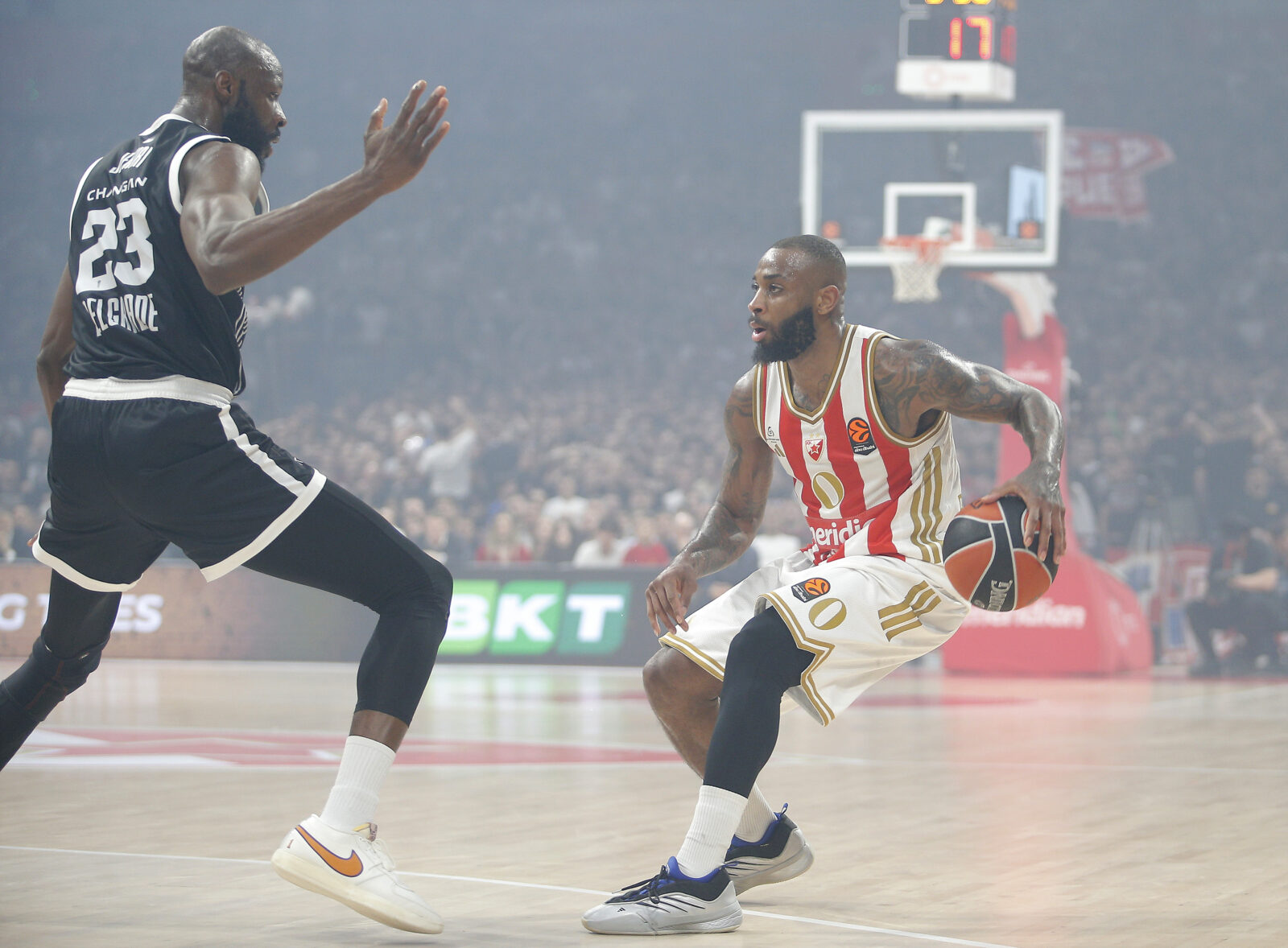 The match of the 35th round of the Turkish Airlines Euroleague between KK Crvena zvezda MeridiaBet and KK Partizan Mozzart Bet was played in the Belgrade Arena. Utakmica 35. kola Turkish Airlines Evrolige izmedju KK Crvena zvezda MeridiaBet i KK Partizan Mozzart Bet odigrana je u Beogradskoj Areni.