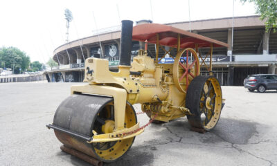 Partizan's steam roller, which was set up by fans in front of the south stand of the stadium in Humska yesterday morning, should be a symbol of the power of the football club and remind of the glorious days of history. Partizanov parni valjak kojeg