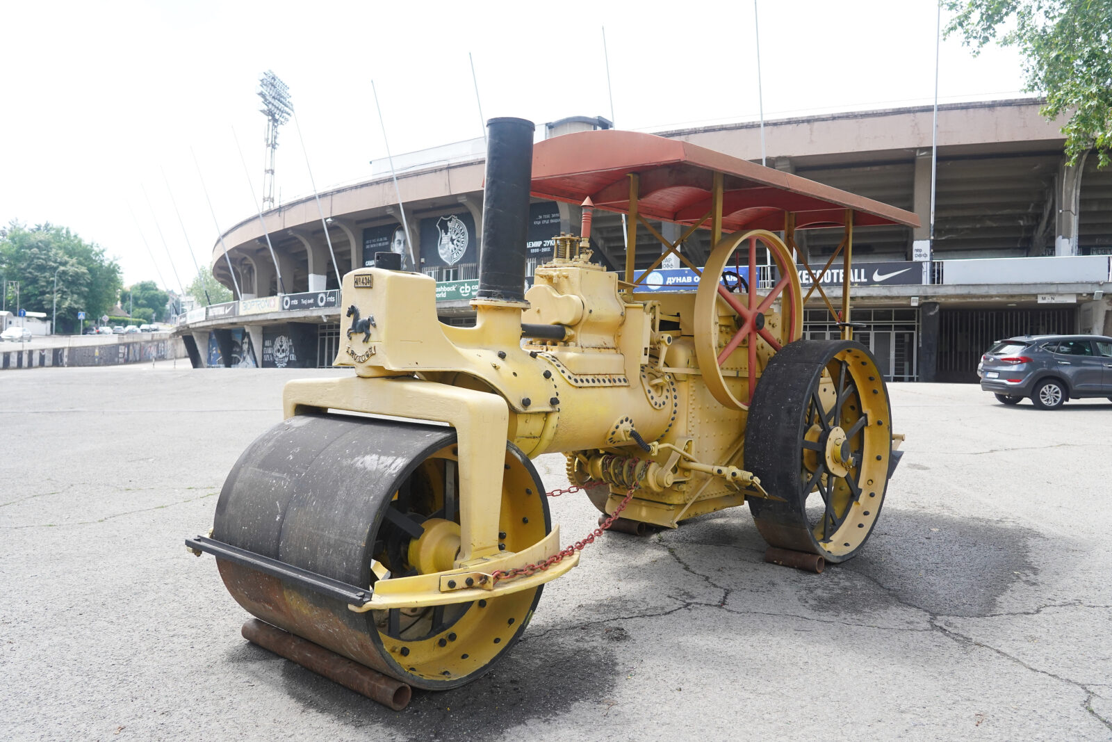 Partizan's steam roller, which was set up by fans in front of the south stand of the stadium in Humska yesterday morning, should be a symbol of the power of the football club and remind of the glorious days of history. Partizanov parni valjak kojeg