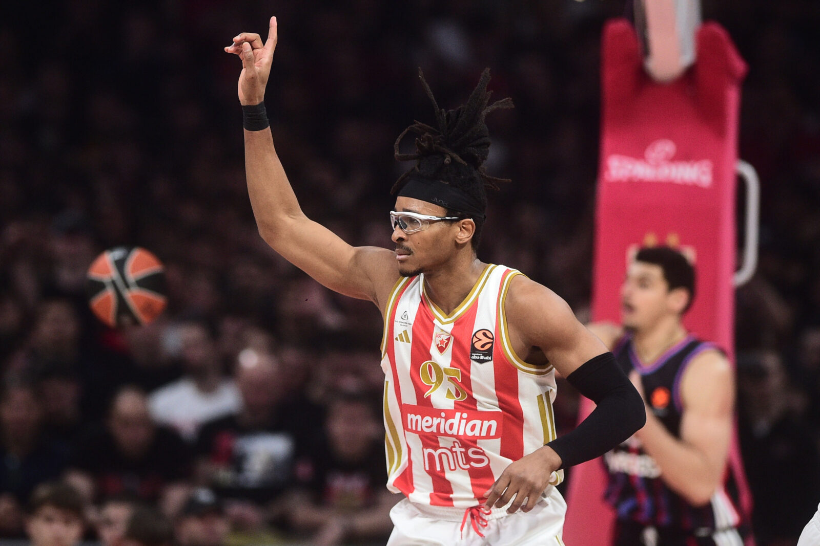 The match of the 36th round of the Turkish Airlines Euroleague between KK Crvena zvezda MeridiaBet and KK Paris Basketball was played at the Belgrade Arena. Utakmica 36. kola Turkish Airlines Evrolige izmedju KK Crvena zvezda MeridiaBet i KK Paris Basketball odigrana je u Beogradskoj Areni.