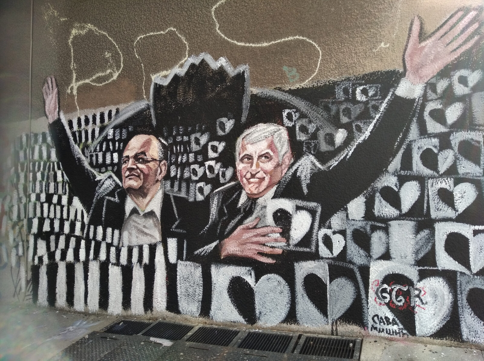 At the corner of Zmaja od Nocaj and Pjaron de Mondezir streets, a mural dedicated to Dusko Vujosevic and Zeljko Obradovic appeared. Na uglu ulica Zmaja od Nocaja i Pjarona de Mondezira osvanuo je mural posvecen Dusku Vujosevicu i Zeljku Obradovicu.