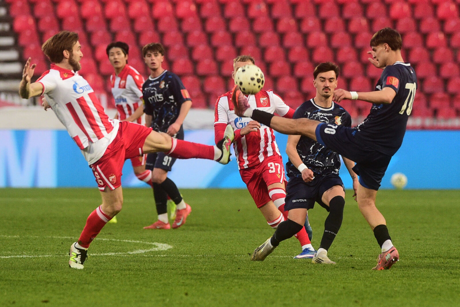 The match of the 26th round of the Mozzart Bet Super League of Serbia between FK Crvena zvezda and FK Napredak was played at the Rajko Mitic stadium. Utakmica 26. kola Mozzart Bet Super liga Srbije izmedju FK Crvena zvezda i FK Napredak odigrana je na stadionu Rajko Mitic.