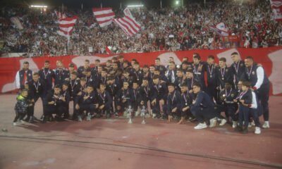 At halftime of the match between Crvena zvezda and Mladost, the youth and cadets of Crvena zvezda, winners of the national championships in their categories, took to the field, to whom Nikola Lazetic presented medals and cups on the main field of Marakana. Na poluvremenu utakmice izmedju Crvene zvezde i Mladosti, na teren su izasli omladinci i kadeti Crvene zvezde, osvajaci nacionalnih prvenstava u svojim kategorijama, kojima je medalje i pehare na glavnom terenu Marakane urucio Nikola Lazetic