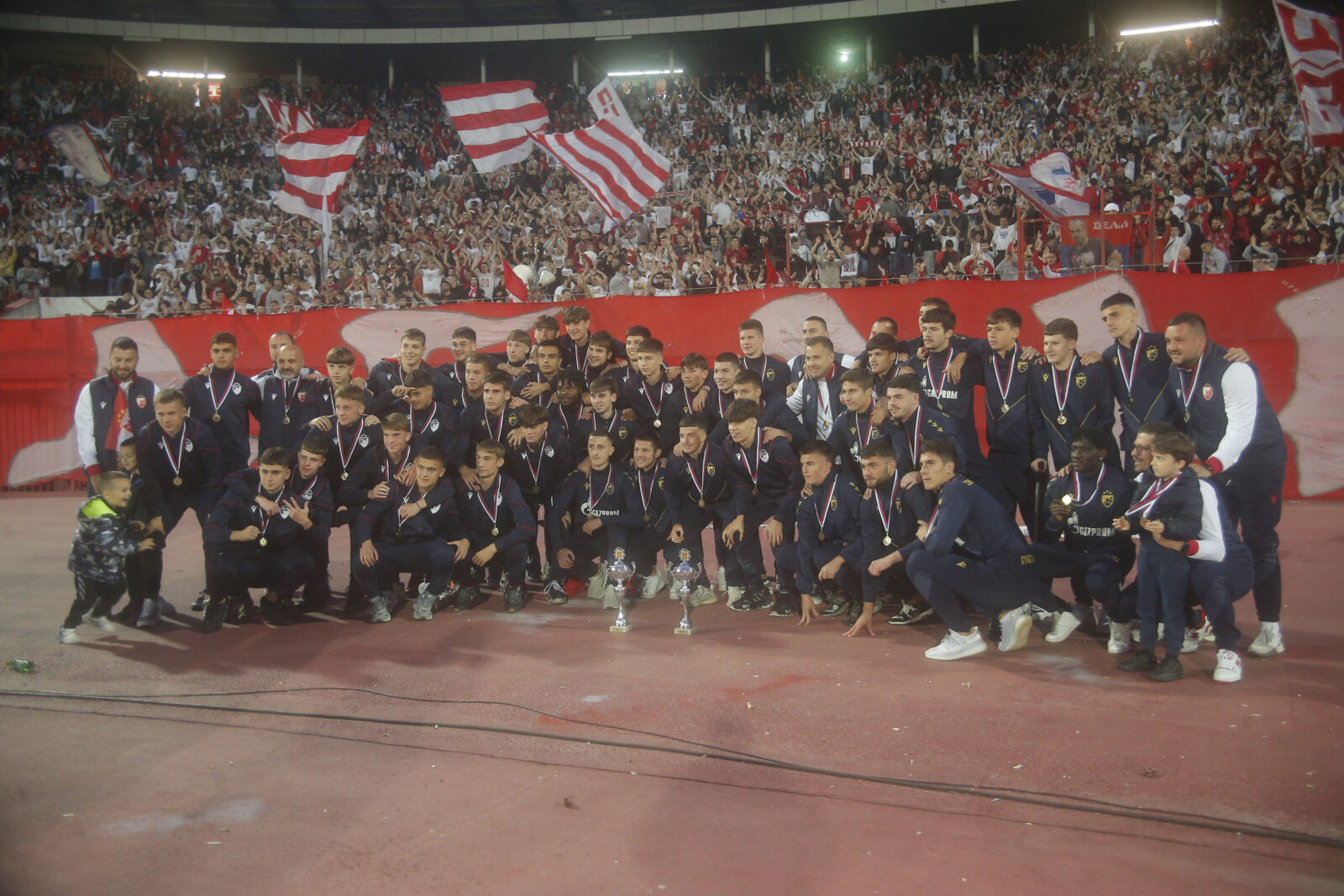 At halftime of the match between Crvena zvezda and Mladost, the youth and cadets of Crvena zvezda, winners of the national championships in their categories, took to the field, to whom Nikola Lazetic presented medals and cups on the main field of Marakana. Na poluvremenu utakmice izmedju Crvene zvezde i Mladosti, na teren su izasli omladinci i kadeti Crvene zvezde, osvajaci nacionalnih prvenstava u svojim kategorijama, kojima je medalje i pehare na glavnom terenu Marakane urucio Nikola Lazetic