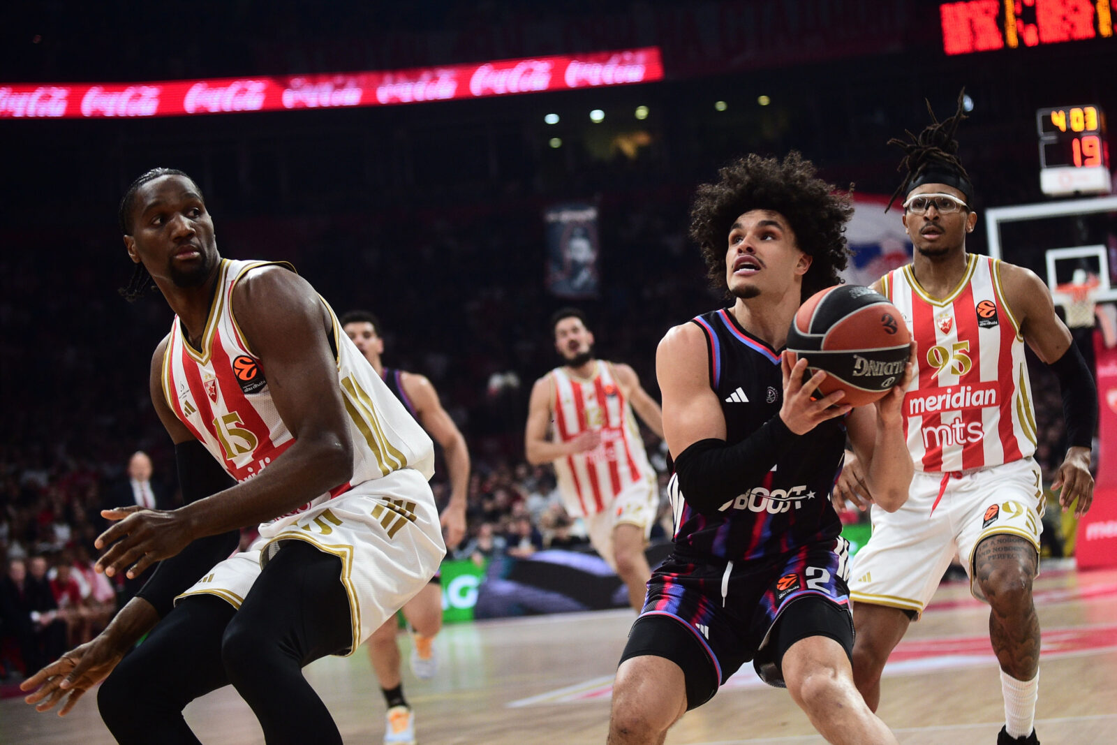 The match of the 36th round of the Turkish Airlines Euroleague between KK Crvena zvezda MeridiaBet and KK Paris Basketball was played at the Belgrade Arena. Utakmica 36. kola Turkish Airlines Evrolige izmedju KK Crvena zvezda MeridiaBet i KK Paris Basketball odigrana je u Beogradskoj Areni.