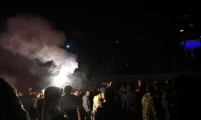 The coach of KK Partizan Zeljko Obradovic arrived from Athens at the "Nikola Tesla" airport, and a large number of fans came to welcome him and show their support. Trener KK Partizana Zeljko Obradovic stigao je iz Atine na aerodorm "Nikola Tesla" , a veliki broj navijaca dosao je da ga doceka i pokaze da je uz njega.
