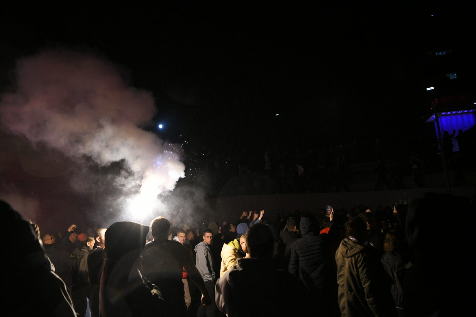 The coach of KK Partizan Zeljko Obradovic arrived from Athens at the "Nikola Tesla" airport, and a large number of fans came to welcome him and show their support. Trener KK Partizana Zeljko Obradovic stigao je iz Atine na aerodorm "Nikola Tesla" , a veliki broj navijaca dosao je da ga doceka i pokaze da je uz njega.