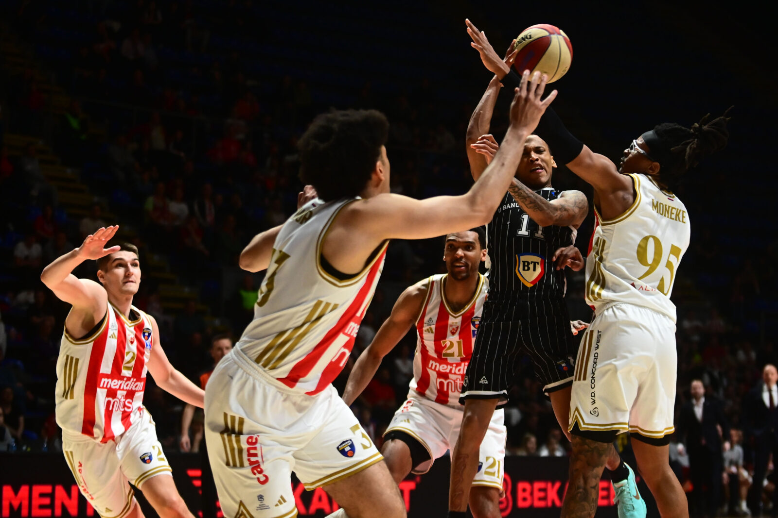 The match of the seventh round of the second phase of the AdmiralBet ABA League between KK Crvena zvezda MeridianBet and KK U-BT Cluj-Napoca was played at the Belgrade Arena. Utakmica sedme runde druge faze AdmiralBet ABA League izmedju KK Crvena zvezda MeridianBet i KK U-BT Cluj-Napoca odigrana je u Beogradskoj Areni.