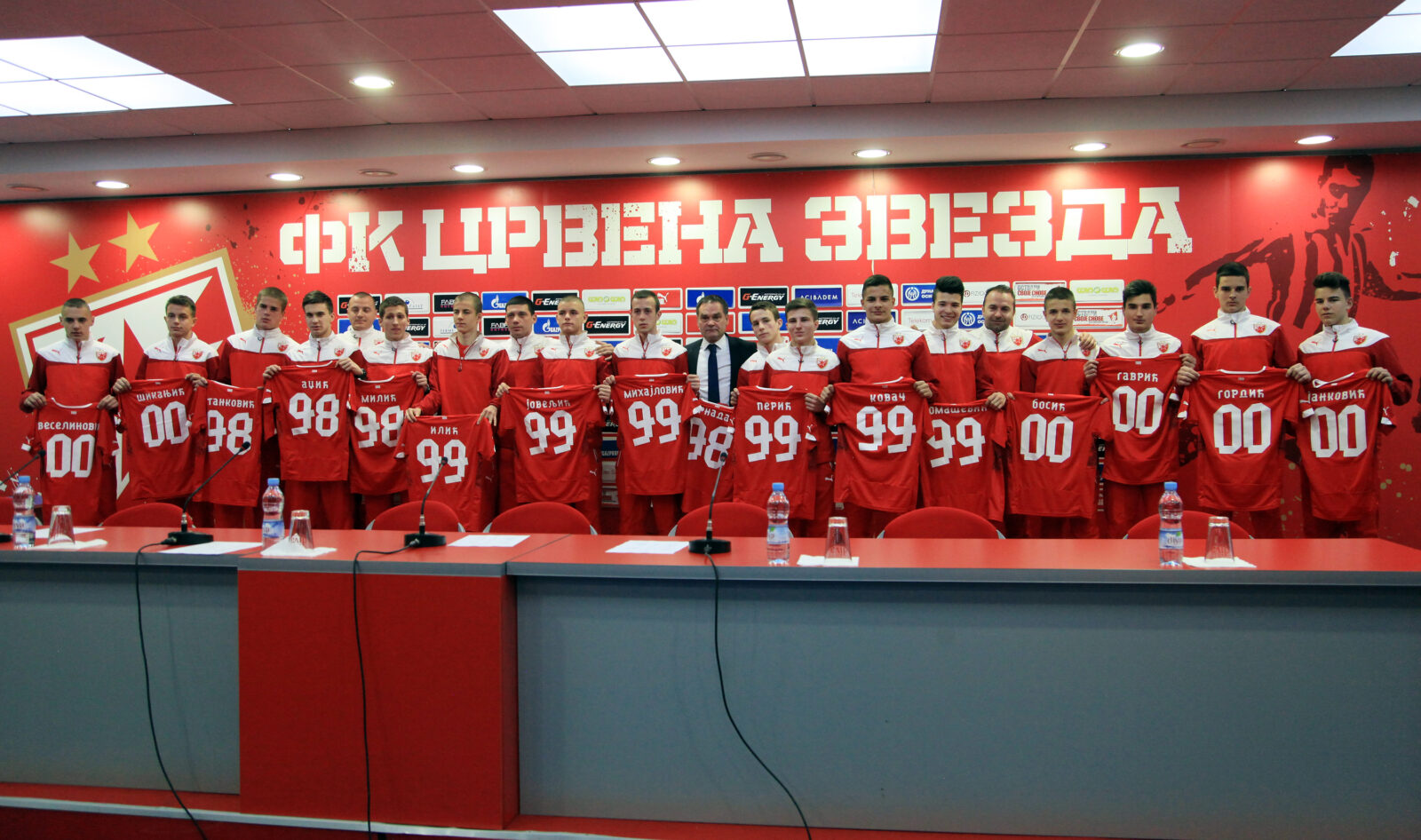 Predstavljanje novih profesionalaca i stipendista FK Crvena Zvezda poniklih u omladinskoj skoli kluba odrzana u media centru FK Crvena Zvezda