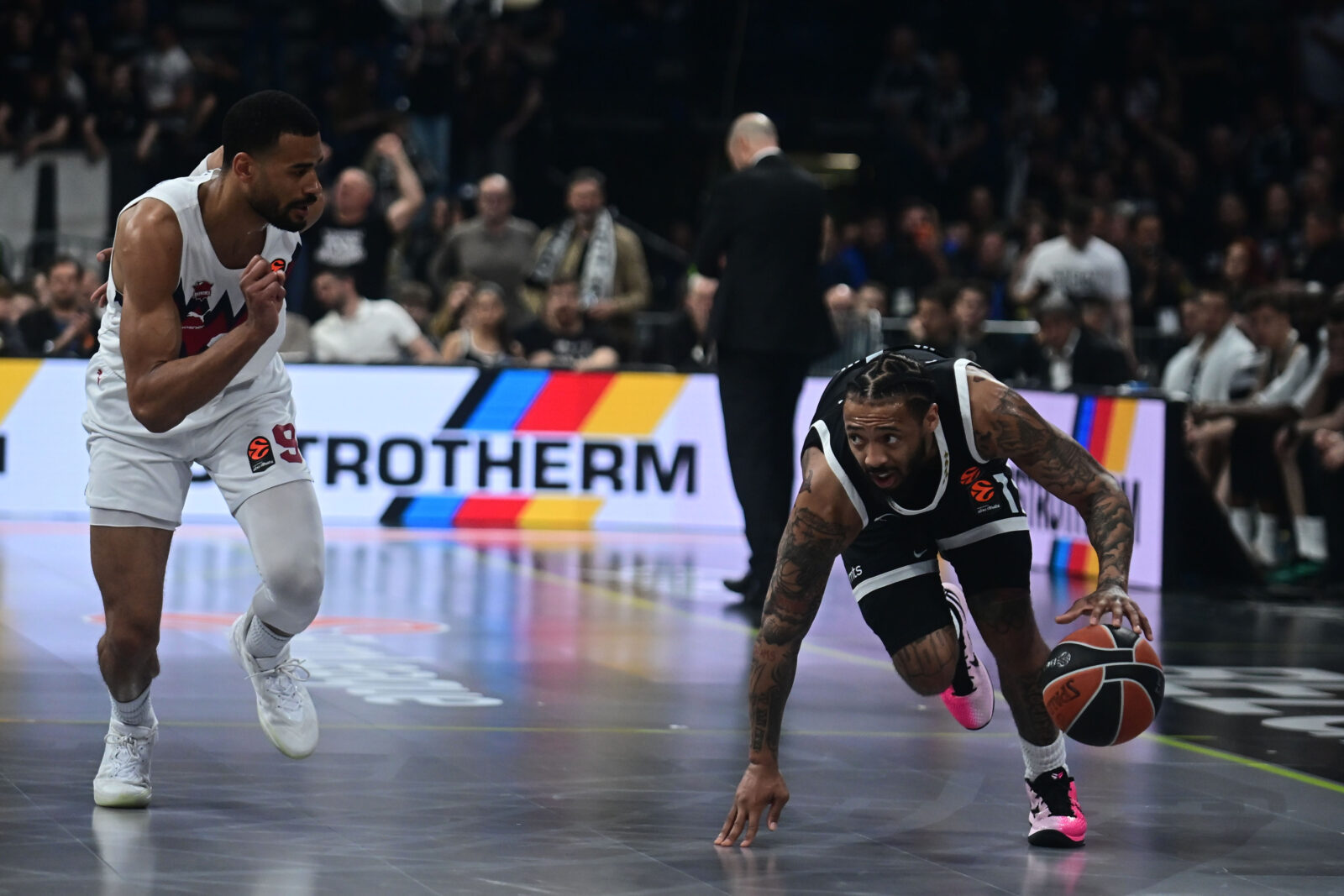The match of the 38th round of the Turkish Airlines Euroleague between KK Partizan Mozzart Bet and KK Kosner Baskonia was played in the Belgrade Arena. Utakmica 38. kola Turkish Airlines Evrolige izmedju KK Partizan Mozzart Bet i KK Kosner Baskonia odigrana je u Beogradskoj Areni.