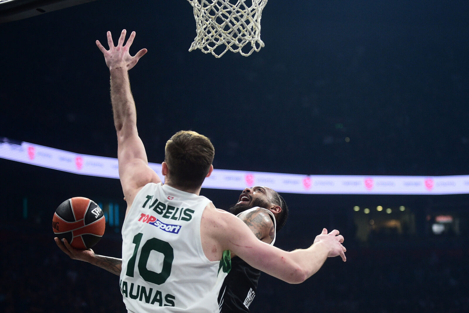 The match of the 37th round of the Turkish Airlines Euroleague between KK Partizan Mozzart Bet and KK Zalgiris Kaunas was played at the Belgrade Arena. Utakmica 37. kola Turkish Airlines Evrolige izmedju KK Partizan Mozzart Bet i KK Zalgiris Kaunas odigrana je u Beogradskoj Areni.