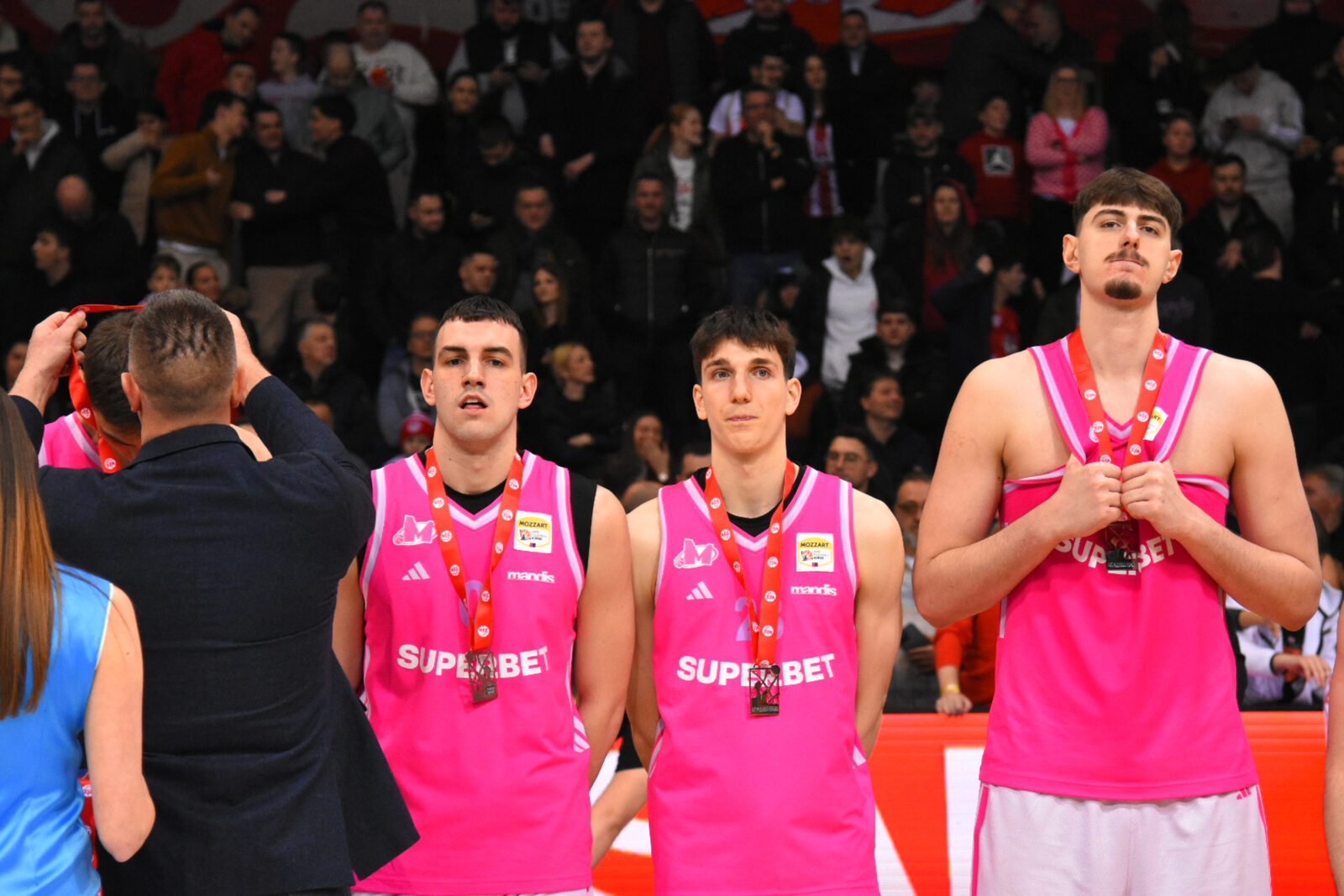 Awarding the trophy to the basketball team of KK Crvena zvezda Meridianbet, which defended the Radivoj Korac Cup trophy by winning the final against the team of KK Mega Superbet. Dodela pehara kosarkasima KK Crvea zvezda Meridianbet koja je odbranila trofej Kupa Radivoja Koraca pobedom u finalu nad ekipom KK Mega Superbet.