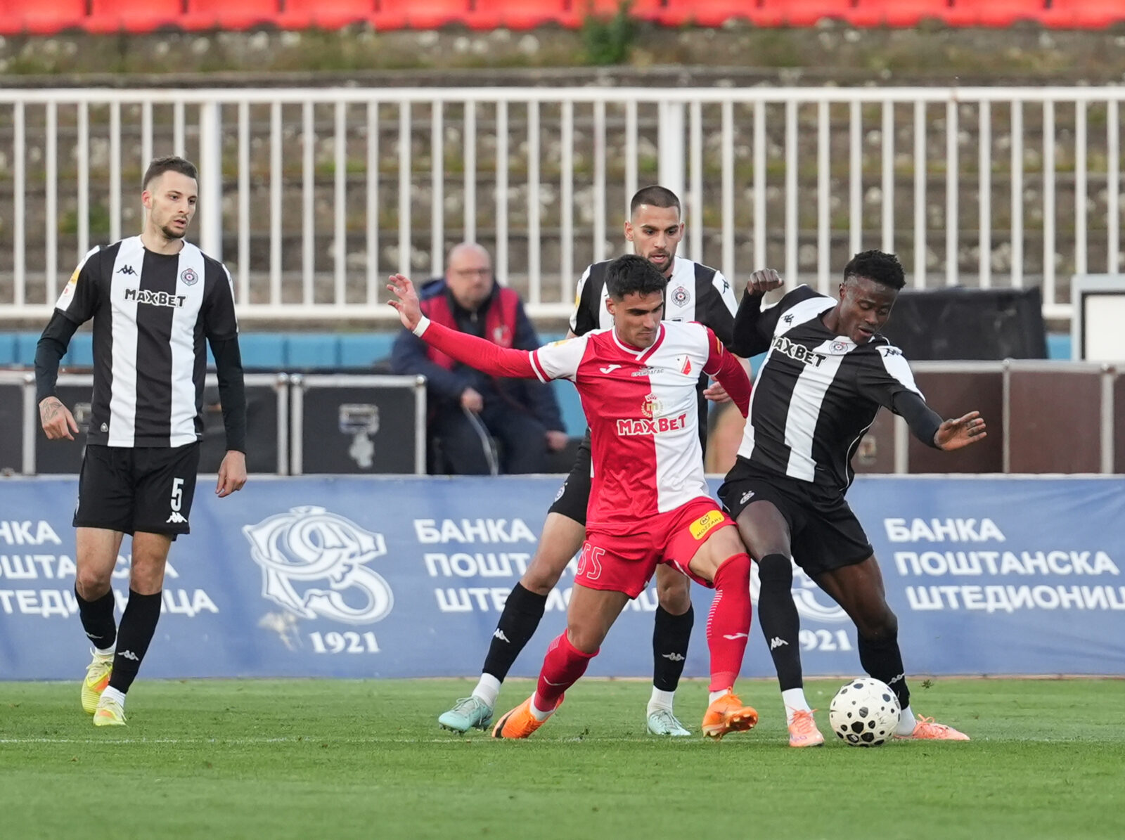 The match of the 32nd round of the Mozart Bet Super League of Serbia between FK Vojvodina and FK Partizan was played at the Karadjordje Stadium in Novi Sad. Utakmica 32. kola Mozzart Bet Super liga Srbije izmedju FK Vojvodina i FK Partizan odigrana je na stadionu Karadjordje u Novom Sadu.
