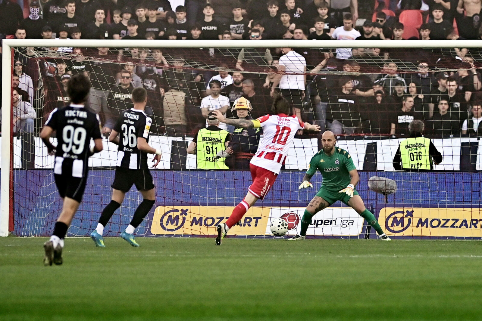 The match of the 33rd round of the Mozzart Super League of Serbia, the 179th eternal derby between FK Crvena zvezda and FK Partizan was played at the Rajko Mitic stadium. Utakmica 33. kola Mozzart Super lige Srbije, 179. veciti derbi izmedju FK Crvena zvezda i FK Partizan odigrana je na stadion Rajko Mitic.
