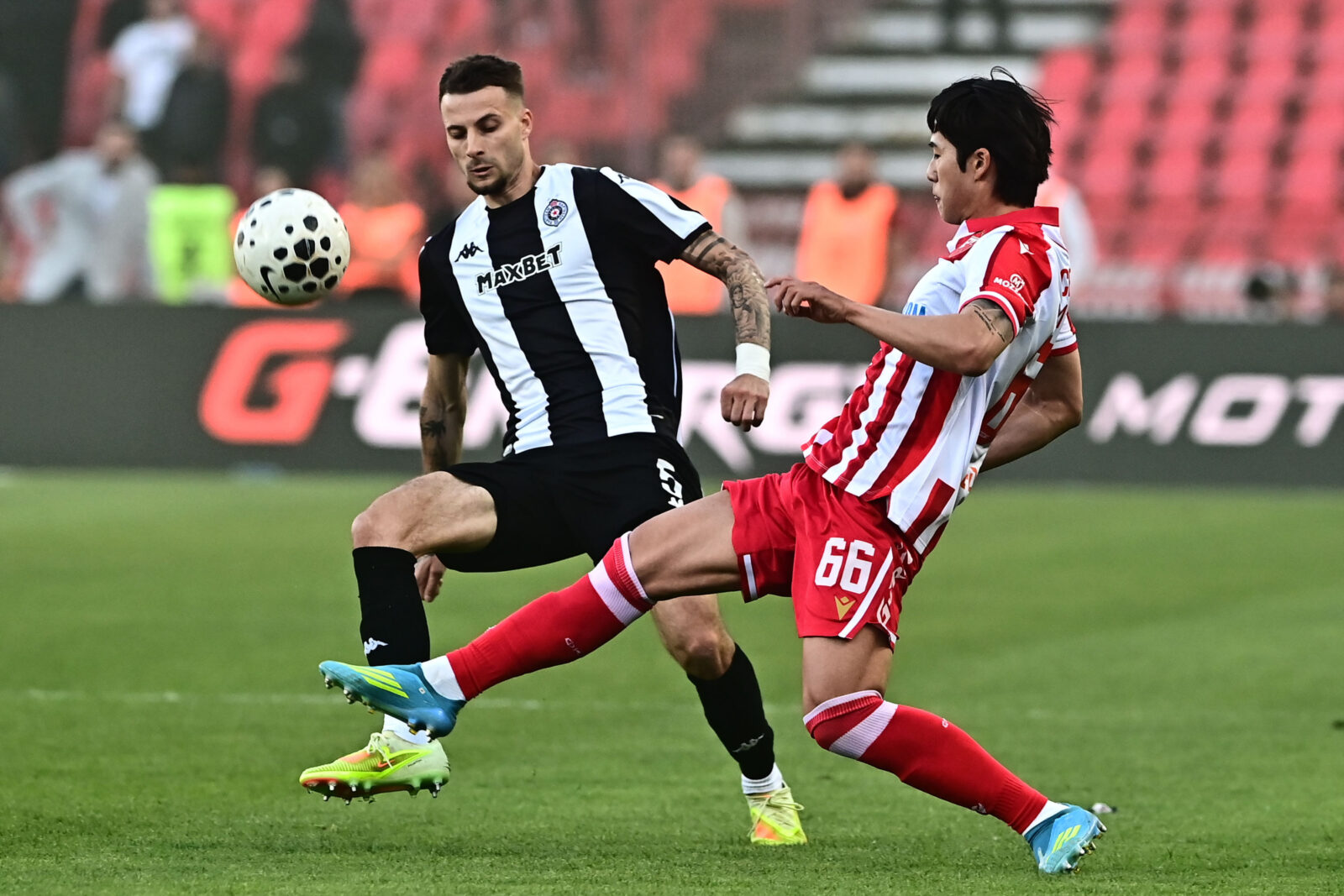 The match of the 33rd round of the Mozzart Super League of Serbia, the 179th eternal derby between FK Crvena zvezda and FK Partizan was played at the Rajko Mitic stadium. Utakmica 33. kola Mozzart Super lige Srbije, 179. veciti derbi izmedju FK Crvena zvezda i FK Partizan odigrana je na stadion Rajko Mitic.