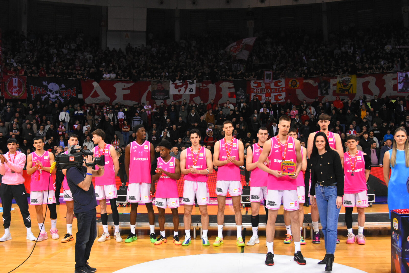 Awarding the trophy to the basketball team of KK Crvena zvezda Meridianbet, which defended the Radivoj Korac Cup trophy by winning the final against the team of KK Mega Superbet. Dodela pehara kosarkasima KK Crvea zvezda Meridianbet koja je odbranila trofej Kupa Radivoja Koraca pobedom u finalu nad ekipom KK Mega Superbet.