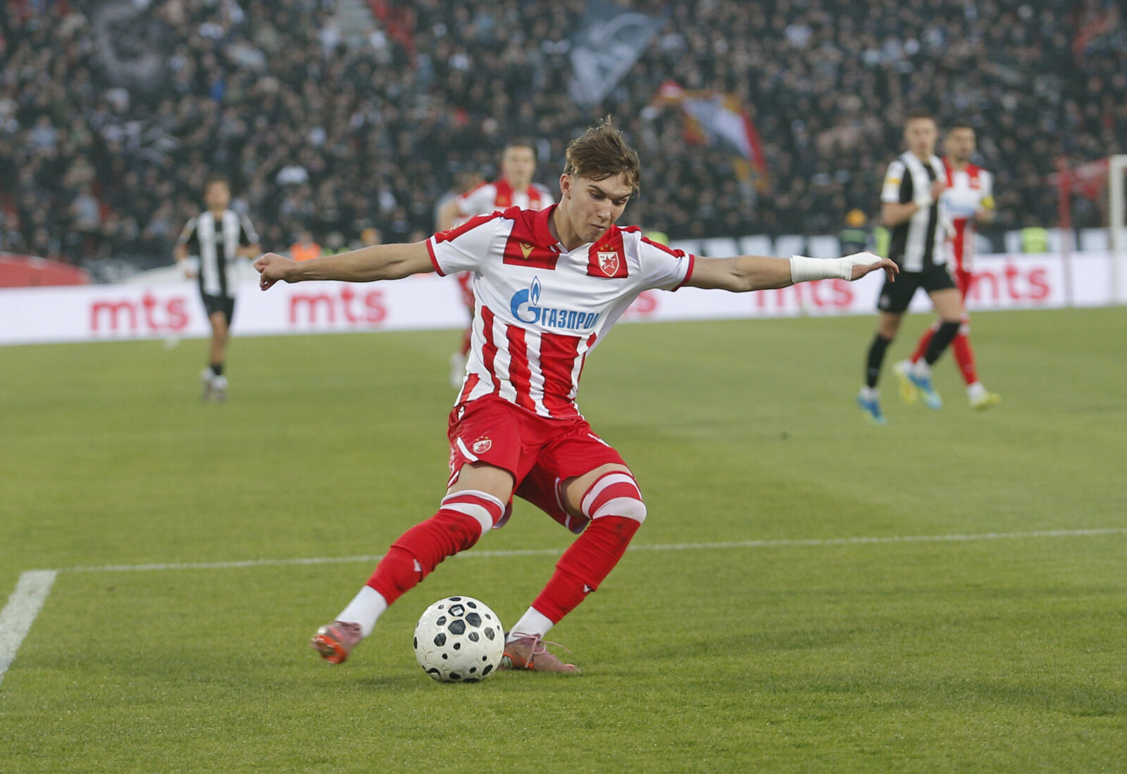 The match of the 33rd round of the Mozzart Super League of Serbia, the 179th eternal derby between FK Crvena zvezda and FK Partizan was played at the Rajko Mitic stadium. Utakmica 33. kola Mozzart Super lige Srbije, 179. veciti derbi izmedju FK Crvena zvezda i FK Partizan odigrana je na stadion Rajko Mitic.