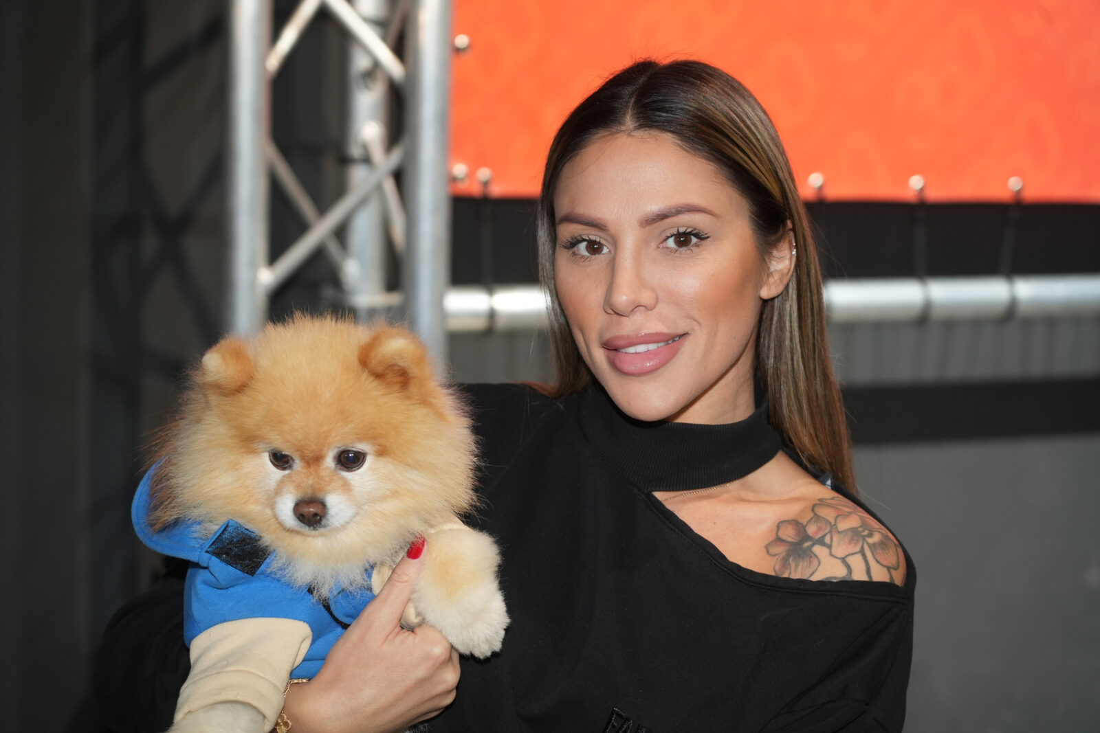 At Turbomax Karting Center, singer Sandra Afrika and popular TikToker Djunta competed in a karting race. U Turbomax Karting centru pevacica Sandra Afrika i popularni TikToker Djunta oporbali su se u karting trci.