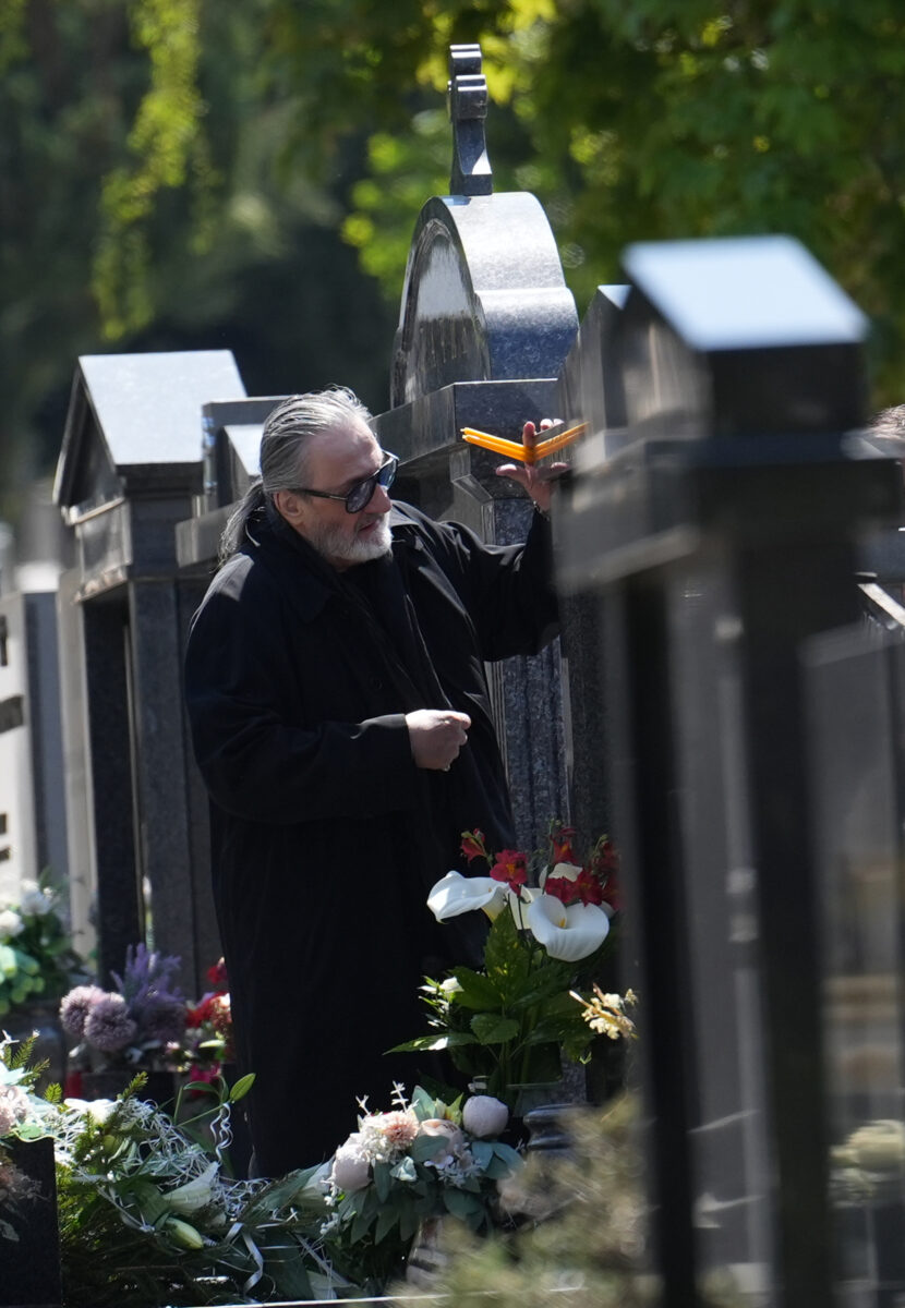 The fourth anniversary of the death of Vidoje Ristovic was marked at the New Cemetery. Na Novom groblju obelezena je cetvrta godisnjica povodom smrti Vidoja Ristovica.
