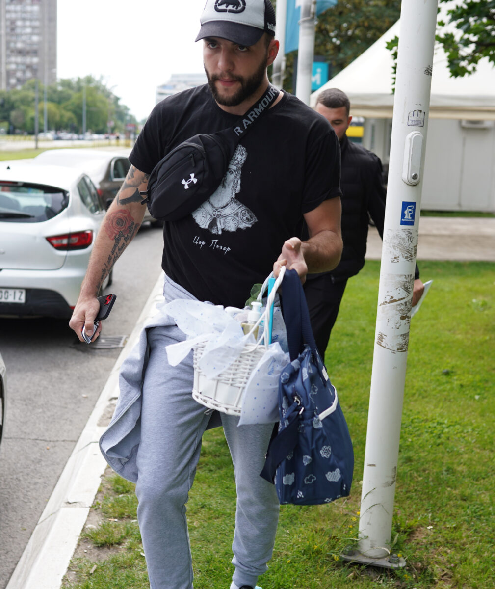 Veljko Raznatovic took his wife Bogdana Raznatovic and son Isai out of the Medigroup hospital through the garage. Veljko Raznatovic je kroz garazu izveo iz bolnice Medigroup suprugu Bogdanu Raznatovic i sina Isaija.