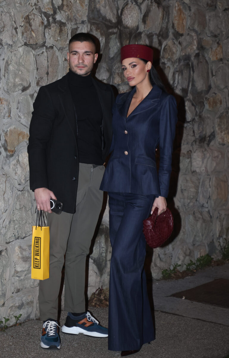 Arrival of guests at the house of the singer Svetlana Raznatovic - Cece, who is celebrating the baptism of St. Nicholas. Dolazak gostiju u kucu kod pevacice Svetlane Raznatovic - Cece koja slavi krsnu slavu Sv. Nikola.