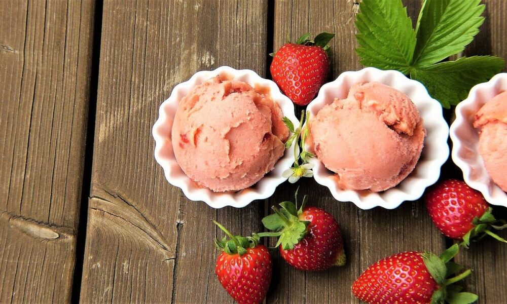 strawberry ice cream, strawberries, fresh, fruit, ripe, rustic, bio, vitamins, bowls, summer, ice cream, lactose free, fruit ice cream, milk ice cream, nature, food, yummy, frozen, diet, ice cream parlor