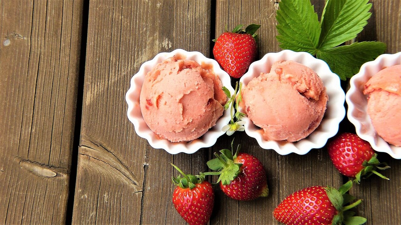 strawberry ice cream, strawberries, fresh, fruit, ripe, rustic, bio, vitamins, bowls, summer, ice cream, lactose free, fruit ice cream, milk ice cream, nature, food, yummy, frozen, diet, ice cream parlor